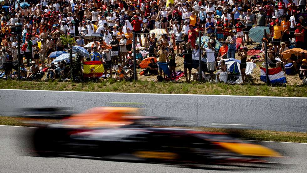 Max Verstappen teve um início atribulado de corrida mas terminou com a terceira vitória seguida que valeu a subida à liderança do Mundial