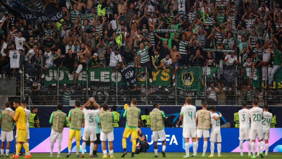 Jogadores leoninos terminaram a saudar os muitos adeptos do Sporting que marcaram presença no Deutsche Bank Park