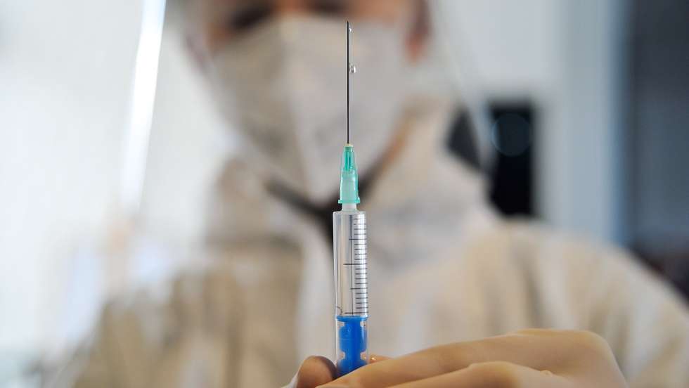Uma técnica de enfermagem da Unidade de Saúde Familiar de Tornada prepara uma dose da vacina da Pfizer/BioNTech para a covid-19 a 21 para ser administrada a utentes e quatro dos oito profissionais do lar Vista da Aldeia, nos Cabreiros, freguesia de Salir de Matos, que superaram um surto que durou entre os dias 12 de dezembro 2020 a 4 de janeiro 2021. Caldas da Rainha, 29 de janeiro de 2021. CARLOS BARROSO/LUSA