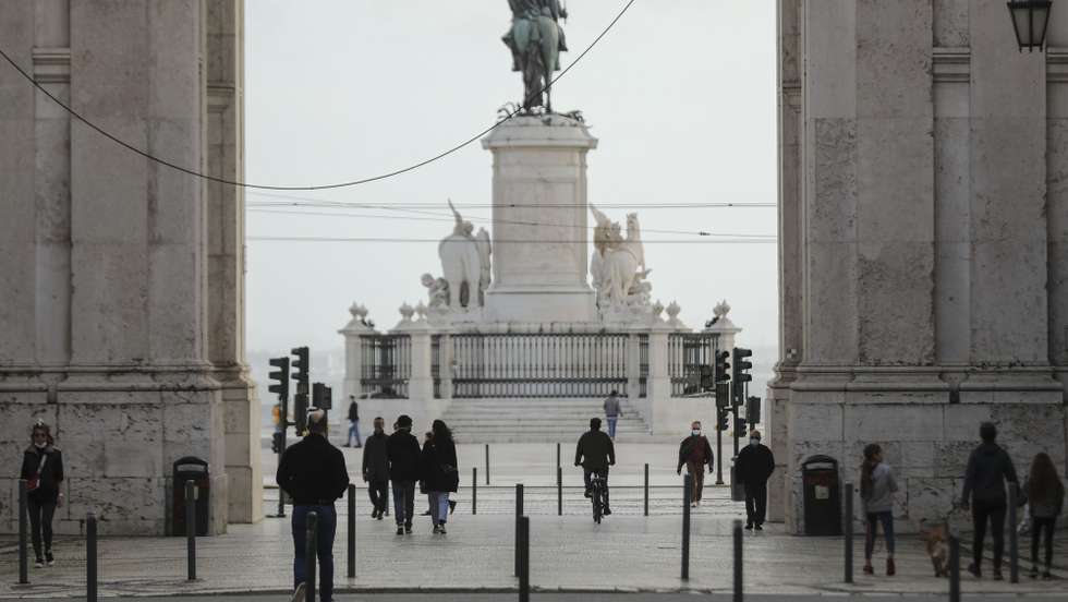 Pessoas passeiam junto ao Arco da Rua Augusta em Lisboa, durante período com medidas de restrição impostas pelo novo confinamento, na sequência da pandemia de Covid-19, 30 de janeiro de 2021. MIGUEL A. LOPES/LUSA