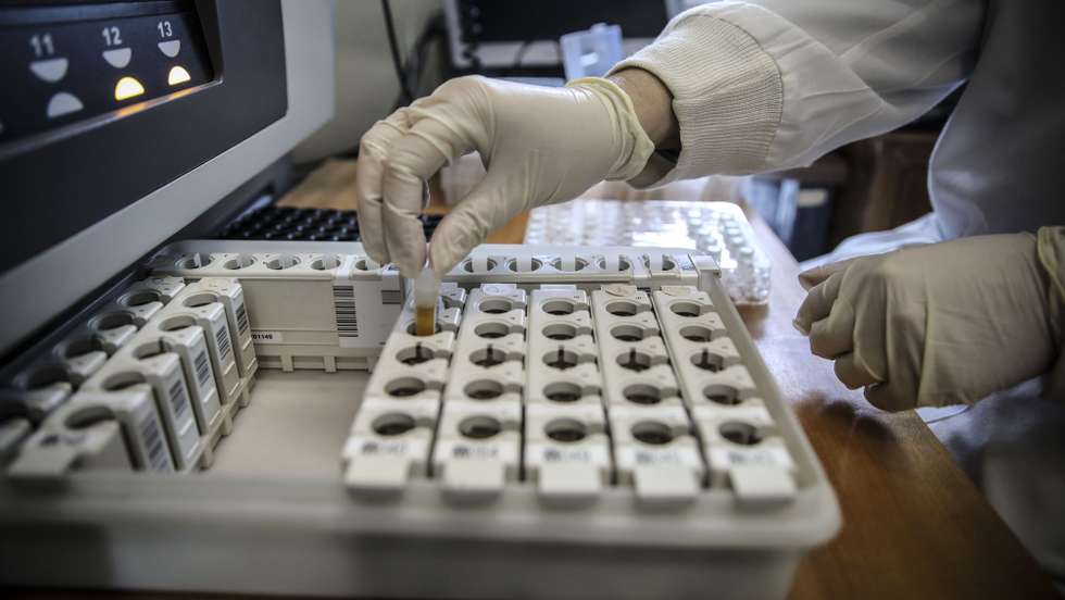Mergulhados em dados, gráficos e relatórios, os investigadores do Instituto Nacional de Saúde Doutor Ricardo Jorge, INSA, que estudam a pandemia em Portugal saltaram para a linha da frente no combate à covid-19, desenhando cenários com o poder de influenciar decisões que afetam os 10 milhões de portugueses, em Lisboa, 24 fevereiro 2021. (ACOMPANHA TEXTO DA LUSA DO DIA 27 FEVEREIRO 2021). ANDRÉ KOSTERS/LUSA