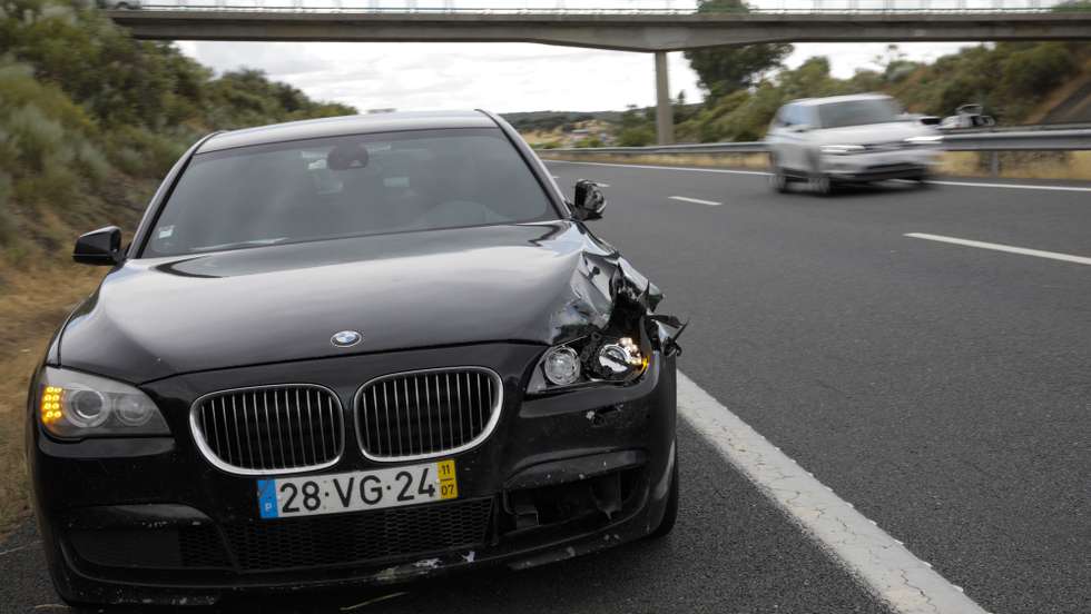 O carro onde seguia o ministro da Administração  Interna, Eduardo Cabrita, estacionado no A6 no seguimento de um acidente que envolveu uma vitima mortal por atropelamento, Évora, 18 de junho de 2021. PAULO CUNHA /LUSA