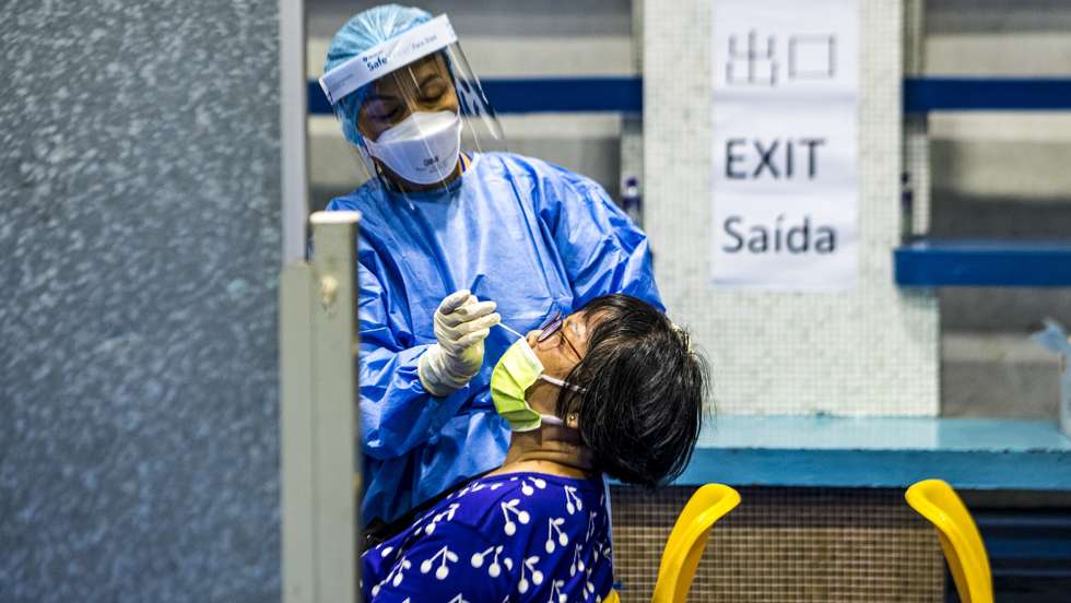 O aparecimento de novos casos e o risco de Macau registar pela primeira vez um surto comunitário, obrigou o Governo a avançar com os testes massivos a quase 670 mil pessoas que vivem em Macau, onde pouco mais de um terço da população ainda não se vacinou, apesar da vacina ser gratuita, de não faltarem vacinas e até escolha, Macau, China, 4 de agosto de 2021. Macau detetou 63 casos desde o início da pandemia, não registando qualquer morte. Nenhum profissional de saúde foi infetado ou identificado qualquer surto comunitário. TATIANA LAGES