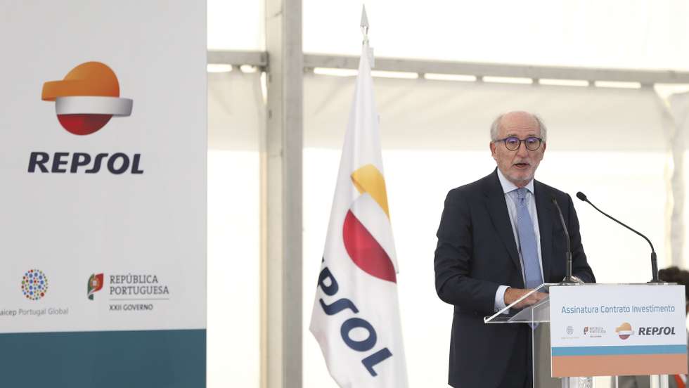 O presidente da Repsol, Antonio Brufau Niubó, discursa durante a cerimónia de assinatura do contrato de investimento do Governo português com a Repsol, companhia energética de origem espanhola, no complexo industrial da Repsol em Sines, 13 de outubro de 2021. A Repsol e o Governo assinam hoje o contrato de investimento no complexo de Sines, que prevê incentivos fiscais de até 63 milhões a um projeto de 657 milhões de euros, apontado como o “maior investimento industrial” da última década. MANUEL DE ALMEIDA/LUSA