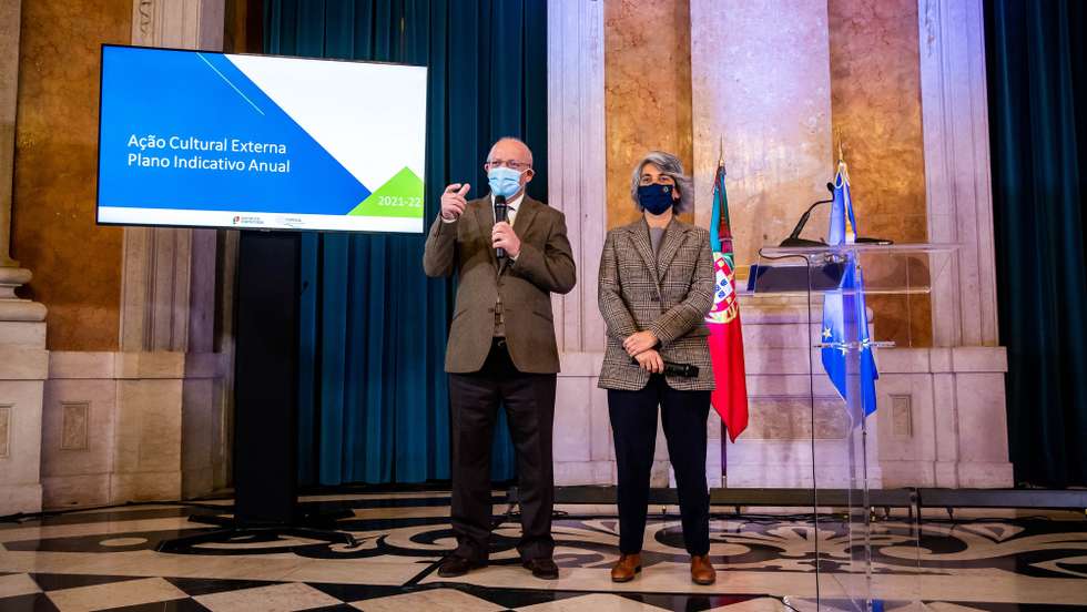 A ministra da Cultura, Graça Fonseca (D), e o ministro dos Negócios Estrangeiros, Augusto Santos Silva,  durante a  apresentação do Plano Indicativo da Ação Cultural Externa para 2022, no Palácio da Ajuda, em Lisoa 08 de fevereiro de 2022. JOSÉ SENA GOULÃO/LUSA