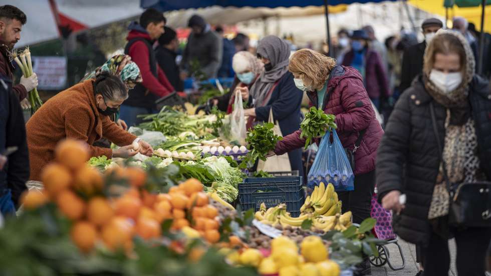 epa09664599 People go shopping at a local market in Istanbul, Turkey, 03 January 2022. According to the Turkish Statistical Institute, Turkish inflation hits new record high after currency crisis as annual inflation rose to 36.08 percent.  EPA/ERDEM SAHIN