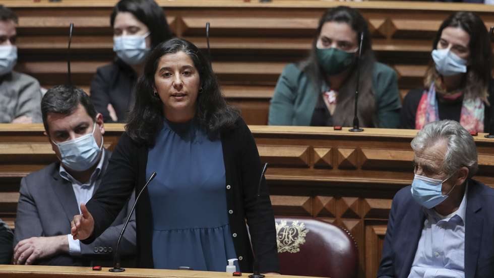 A líder parlamentar do Partido Comunista Português (PCP), Paula Santos, intervém após a eleição do novo presidente da Assembleia da República, Augusto Santos Silva (ausente na foto), que marca o início da XV Legislatura, na Assembleia da República, Lisboa, 29 de março de 2022. ANTÓNIO COTRIM/LUSA