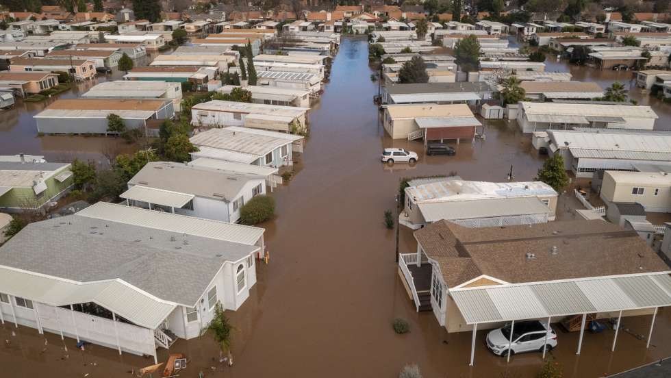 epaselect epa10399297 The Riviera Holiday Mobile Estates/Senior Community was flooded after another wave of storms in Merced, California, USA, 10 January 2023. California Governor Gavin Newsom proclaimed a state of emergency due to the winter storms. Many California counties are under flood warnings.  EPA/LIPO CHING