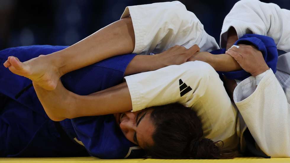 epaselect epa11520984 Spain's Cristina Cabana Perez (R) in action against Shaheen Nigara (L) of the Refugee Team, during the Mixed Team Elimination Round of Judo at the Paris 2024 Olympic Games, in Paris, France, 03 August 2024.  EPA/MIGUEL GUTIERREZ