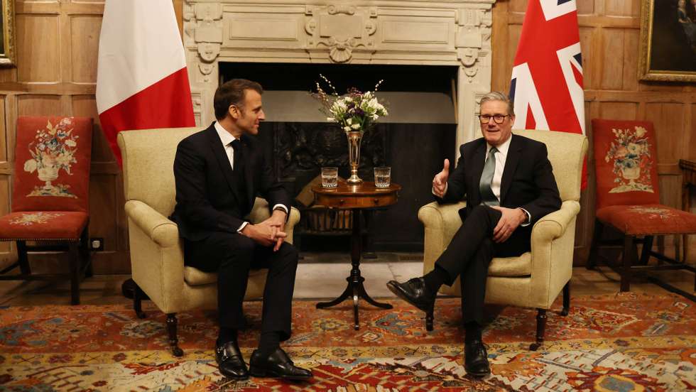 epa11815753 British Prime Minister Keir Starmer (R) and French President Emmanuel Macron (L) meet at the Chequers country retreat near Ellesborough, Britain, 09 January 2025. Downing Street has announced the two leaders will discuss the conflict in Ukraine as well as artificial intelligence, economic growth and legal migration.  EPA/NEIL HALL / POOL