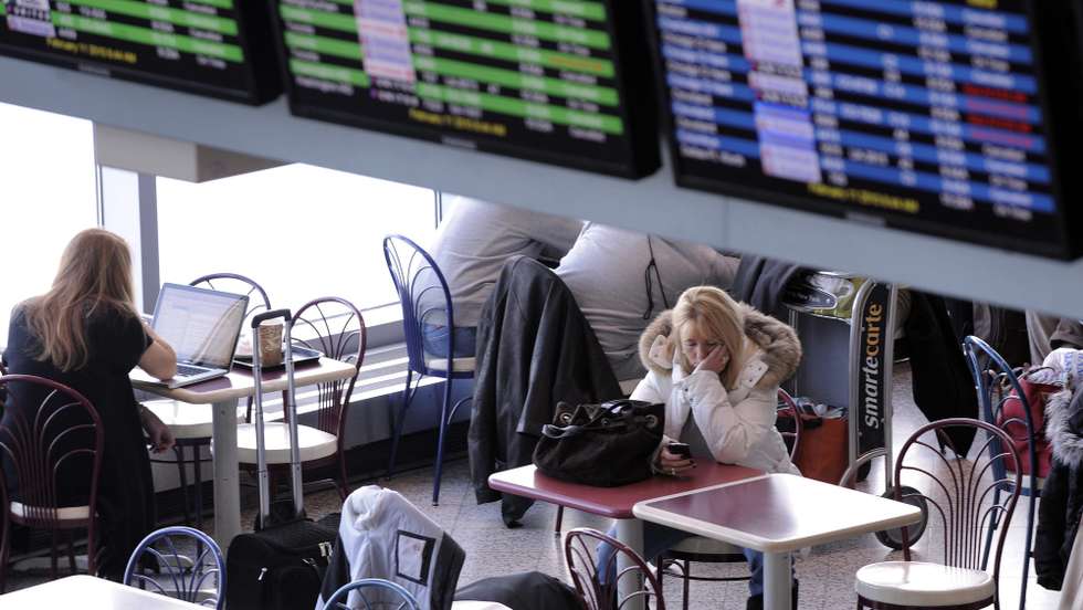 epa02025668 People wait for flights at La Guardia Airport in Queens, New York, USA, on 11 February 2010. The east coast of the United States is still recovering from a second major snow storm in a week which is causing travel delays around the country.  EPA/JUSTIN LANE