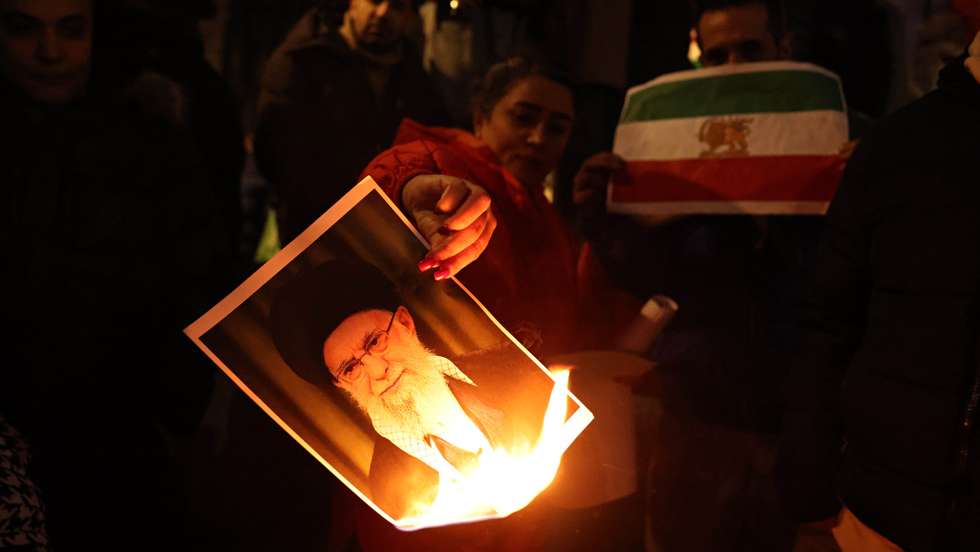 epa12643175 Protesters set on fire a portrait of Iranian Supreme Leader Ali Khamenei as they take part in a rally in support of the current protest movement in Iran, outside Downing Street in London, Britain, 11 January 2026. Since 28 December 2025, nationwide anti-government protests have taken place across Iran despite a heavy crackdown.  EPA/NEIL HALL