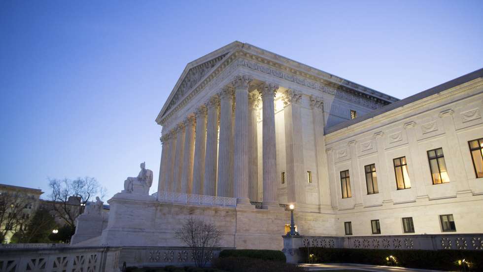 epa05901178 The Supreme Court is seen at dawn, in Washington, DC, USA, 10 April 2017. Neil Gorsuch will be sworn-in as an associate justice on the Supreme Court in a ceremony at the White House, 10 April.  EPA/MICHAEL REYNOLDS
