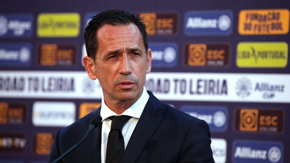 O presidente da Liga Portuguesa de Futebol Profissional, Pedro Proença, fala aos jornalistas no final da 7.ª Cimeira de Presidentes da Liga Portugal, realizada no Centro de Congressos da Alfândega do Porto, no Porto, 02 de setembro 2021. ESTELA SILVA/LUSA