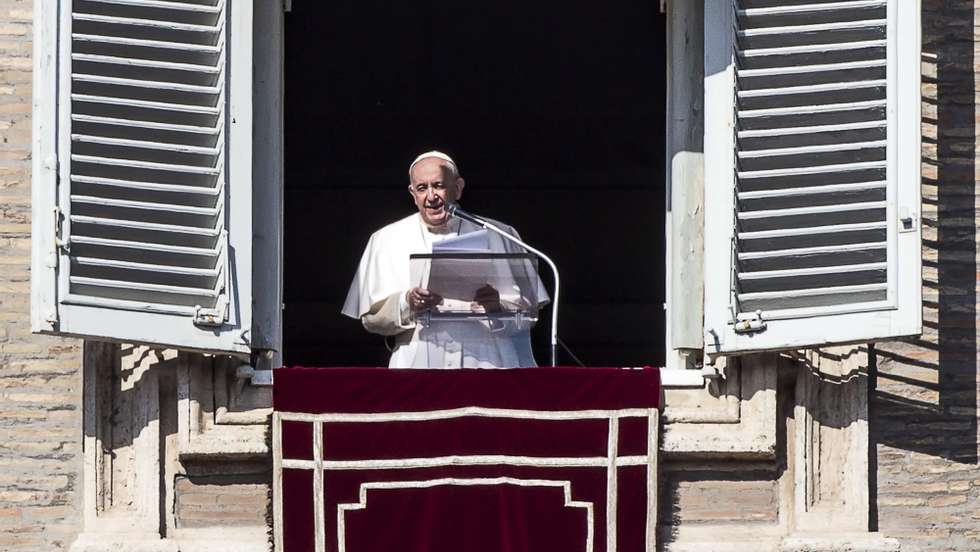 epa09732659 Pope Francis during his traditional Sunday Angelus prayer, from the window of his office overlooking Saint Peter&#039;s Square, Vatican City, 06 February 2022.  EPA/ANGELO CARCONI