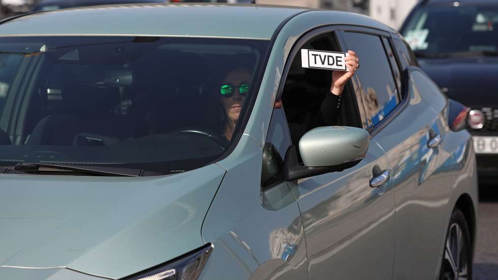 Uma motorista TVDE (Transporte Individual e Remunerado de Passageiros em Veículos Descaracterizados a partir de Plataforma Eletrónica) protestam durante uma ação para exigir a revisão da lei e reclamarem melhores condições de trabalho, em Lisboa, 09 de fevereiro de 2022. ANTÓNIO PEDRO SANTOS/LUSA
