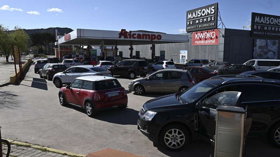 epa09863262 Several cars wait in a queue in front a gas station in the town of Alcala de Henares, Madrid, Spain, 01 April 2020. The Spanish Government began on 01 April to subsidize the fuel price with a minimum reduction of 20 euro cents per liter of fuel to try to deal with the hike of prices amid the Russian invasion of Ukraine and after a strike called by hauliers. The measure will be in effect until next 30 June.  EPA/Fernando Villar