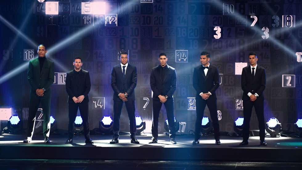 João Cancelo foi eleito para o Melhor Onze de 2022, tendo recebido o prémio ao lado de jogadores como Van Dijk, Messi, Mbappé, Hakimi ou Casemiro