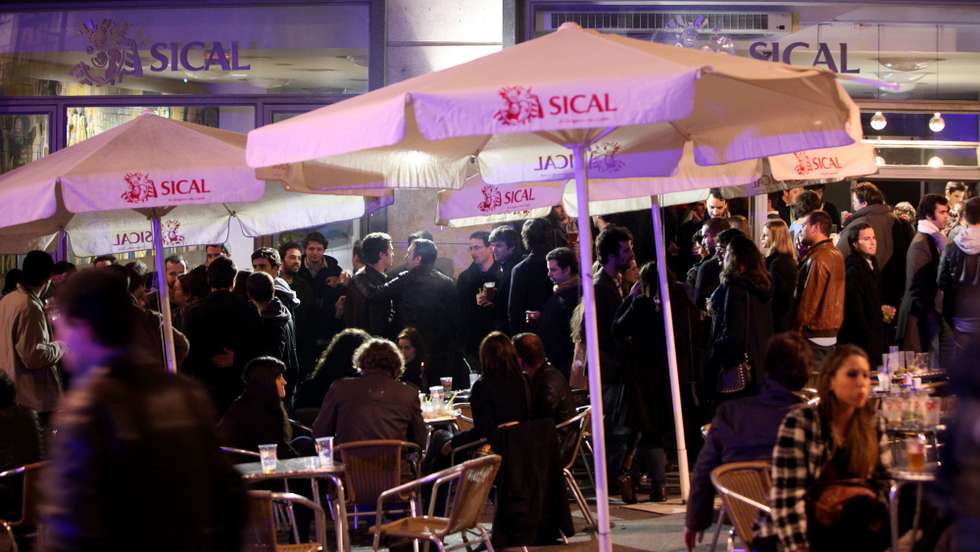 O bar/restaurante Sical  é um dos cafés e restaurantes da Baixa do Porto que se “vestem” de bares durante a noite, transformando a zona comercial da cidade numa noite cosmopolita e cativando novos clientes para uma zona por onde não passeiam durante o dia, Porto, 25 de fevereiro de 2011.  (ACOMPANHA TEXTO)  JOSE COELHO/LUSA