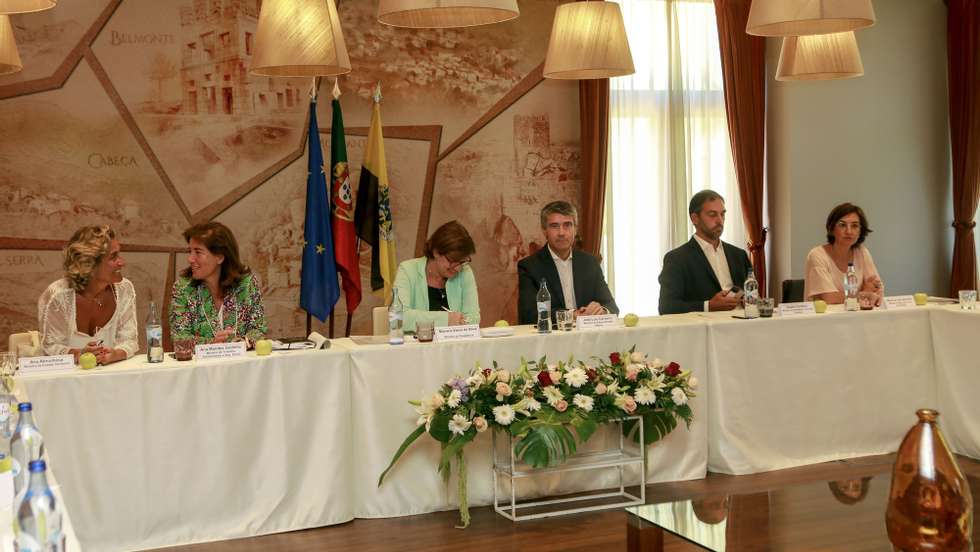 Reunião do Governo com os autarcas dos municípios do Parque Natural da Serra da Estrela mais afetados pelos incêndios - Covilhã, Guarda, Manteigas, Celorico da Beira e Gouveia, “para avaliar as necessidades e respostas integradas para estes concelhos” na sequência do incêndio que afetou a região, 22 de agosto de 2022, em Manteigas. Pelo Governo, estão presentes a ministra da Presidência, Mariana Vieira da Silva, o ministro da Administração Interna, José Luís Carneiro, a ministra do Trabalho, Solidariedade e Segurança Social, Ana Mendes Godinho, o ministro do Ambiente e da Ação Climática, Duarte Cordeiro, a ministra da Coesão Territorial, Ana Abrunhosa e a ministra da Agricultura e da Alimentação, Maria do Céu Antunes. MIGUEL PEREIRA DA SILVA/LUSA