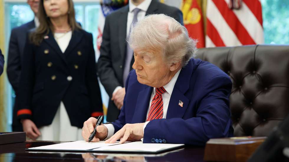 epa12129321 US President Donald Trump signs an executive order on nuclear energy in the Oval Office of the White House, Washington, D.C., USA, 23 May 2025. Trump signed a total of five executive orders aimed at easing restrictions and expanding the nuclear energy industry.  EPA/SAMUEL CORUM / POOL