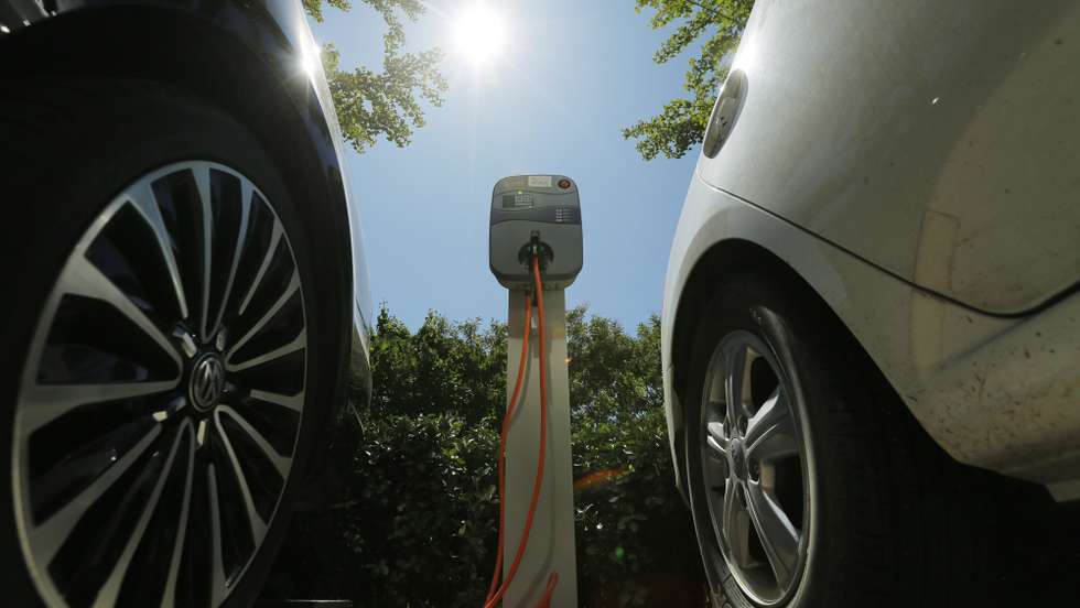epa06197627 A charging pole for electric vehicles is seen at an electric vehicle charging station outside an apartment in Beijing, China, 11 September 2017. China plans to ban cars powered by fossil fuels in the future, while promoting hybrids and electric vehicles, Vice-minister of Ministry of Industry and Information Technology (MIIT) Xin Guobin said during a forum.  EPA/WU HONG
