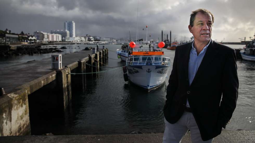 O líder regional do Iniciativa Liberal (IL) e cabeça de lista pelos círculos eleitorais de São Miguel, Nuno Barata, durante a visita ao núcleo de pescas do Porto de Ponta Delgada durante uma ação de campanha para as eleições legislativas da Região Autónoma dos Açores, Ponta Delgada, Açores, 20 de outubro de 2020.  ANDRÉ KOSTERS/LUSA