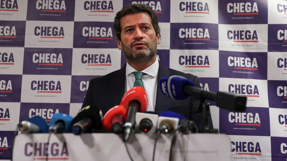 O presidente do Chega, André Ventura, fala durante uma conferência de imprensa sobre acordos autárquicos e de governação local entre o partido e outras forças políticas, na sequência dos resultados eleitorais, na sede do partido em Lisboa, 29 de setembro de 2021. TIAGO PETINGA/LUSA