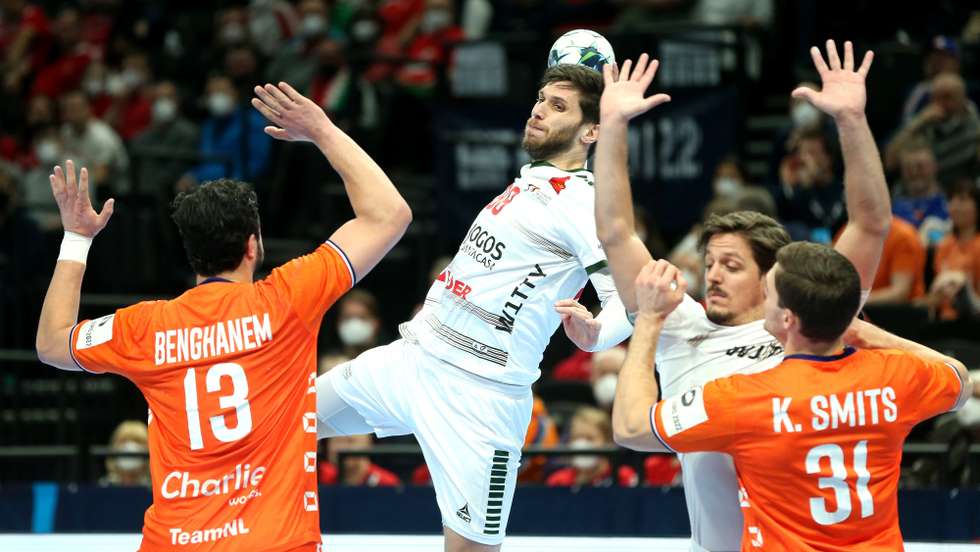 Fábio Magalhães e António Areia bem tentaram mas Portugal sofreu a terceira derrota e foi eliminado do Europeu