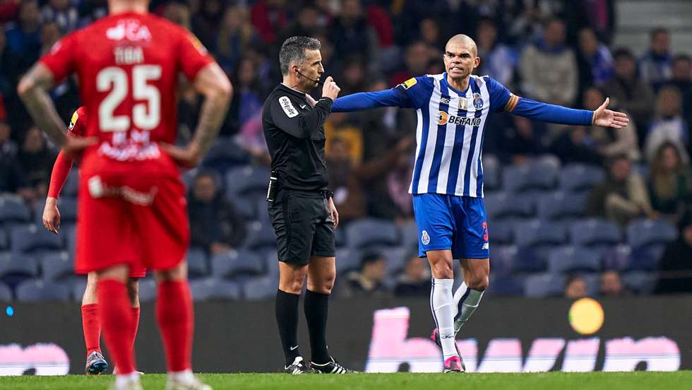 FC Porto terminou encontro reduzido a nove jogadores em dia de aniversário de Pepe (que teve uma entrada que poderia ter valido outro vermelho)