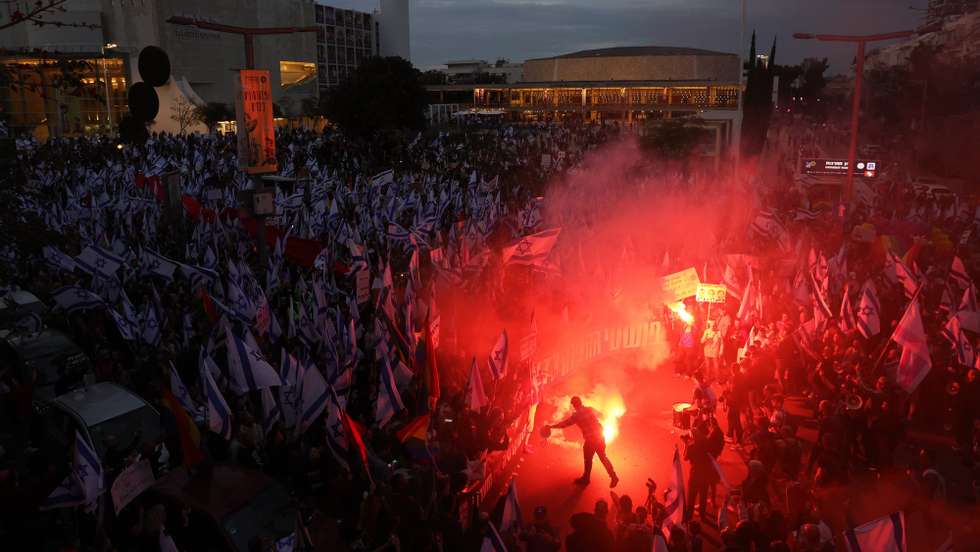 epa10542838 Protesters light flares during a march against government&#039;s justice system reform plans in Tel Aviv, Israel, 25 March 2023. Nationwide anti-government protests have been sparked by Israeli government plans to reform the justice system and limit the power of the Supreme Court.  EPA/ABIR SULTAN