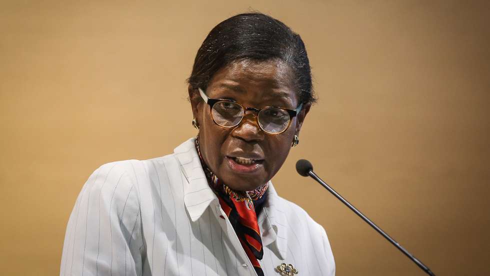 A ministra da Justiça, Francisca Van Dunem, discursa durante a cerimónia de celebração do Dia Internacional Contra a Corrupção nas instalações da Polícia Judiciária de Lisboa, 09 de dezembro de 2021. RODRIGO ANTUNES/LUSA