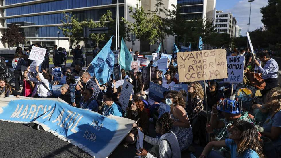 People attend the Blue Climate March this afternoon in Lisbon, Portugal, 29th june 2022. Lisbon is hosting, between June 27 and July 1, the 2nd United Nations Ocean Conference co-organized by the Governments of Portugal and Kenya. Under the motto "Save the ocean, protect the future". this march intends to make it heard in Lisbon and around the world that "saving the ocean is saving the climate". MIGUEL A. LOPES/LUSA