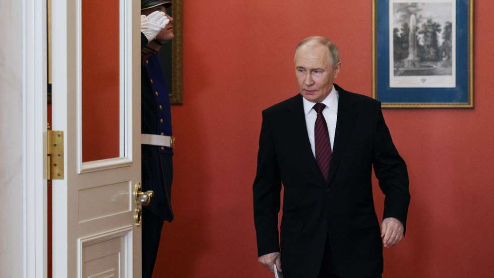 epa12090147 Russian President Vladimir Putin arrives to make a statement to the media at the Kremlin in Moscow, Russia, 11 May 2025. Putin stated that Russia is proposing to Ukraine to resume direct negotiations, interrupted in 2022, without preconditions on 15 May in Istanbul.  EPA/GAVRIIL GRIGOROV / SPUTNIK / KREMLIN POOL MANDATORY CREDIT
