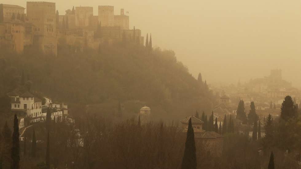 epa09827002 A view of the Alhambra site in Granada from the neighborhood of Sacromonte, in Spain, 15 March 2022. A wave of airborne dust from the Sahara is moving through southern and central Spain propelled by storm Celia.  EPA/Pepe Torres