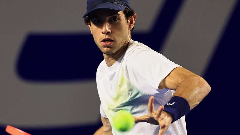 epa10498257 Nuno Borges of Portugal in action against Holger Rune of Denmark during a match of the 2023 Mexican Tennis Open, in the resort of Acapulco, in the state of Guerrero, Mexico, 01 March 2023.  EPA/DAVID GUZMAN