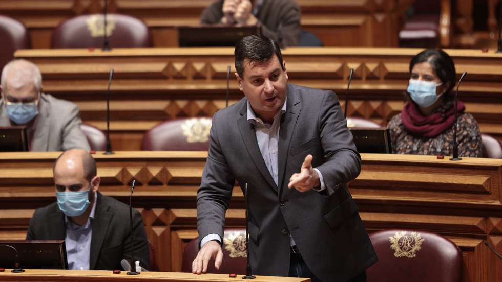 O deputado do Partido Comunista Português (PCP) Bruno Dias intervém durante a sessão plenária sobre política setorial, requerido pelo grupo parlamentar do PS, na Assembleia da República, em Lisboa, 11 de dezembro de 2020. JOSÉ SENA GOULÃO/LUSA