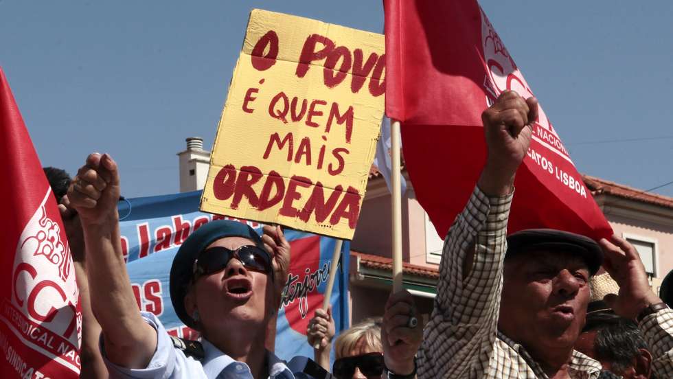 Manifestantes pró-CGTP-In protestam durante a manifestação entre o Rossio e a Assembleia da República para assinalar o dia da greve geral conjunta com a União Geral de Trabalhadores, Lisboa, 27 de junho de 2013.    MANUEL DE ALMEIDA / LUSA