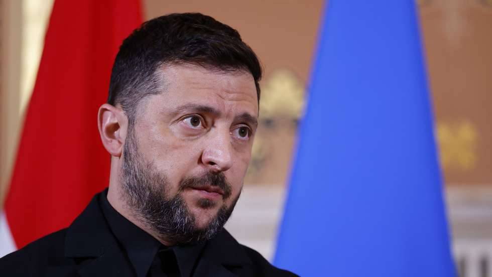 epa12479215 Ukraine's President Volodymyr Zelensky speaks to the media following the 'Coalition of the Willing ' meeting in London, Britain, 24 October 2025. The meeting was held to discuss military support for Ukraine attended by Western leaders in person and virtually.  EPA/TOLGA AKMEN / POOL
