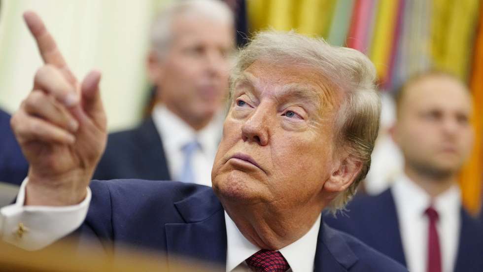 epa13131054 US President Donald Trump takes a question during an announcement on US nuclear innovation in the Oval Office at the White House in Washington, DC, USA, 24 July 2026. The announcement came after the Marine Minerals Administration and the Nuclear Regulatory Commission signed an agreement on 22 July to coordinate oversight of potential nuclear energy projects on the US Outer Continental Shelf.  EPA/BONNIE CASH / POOL