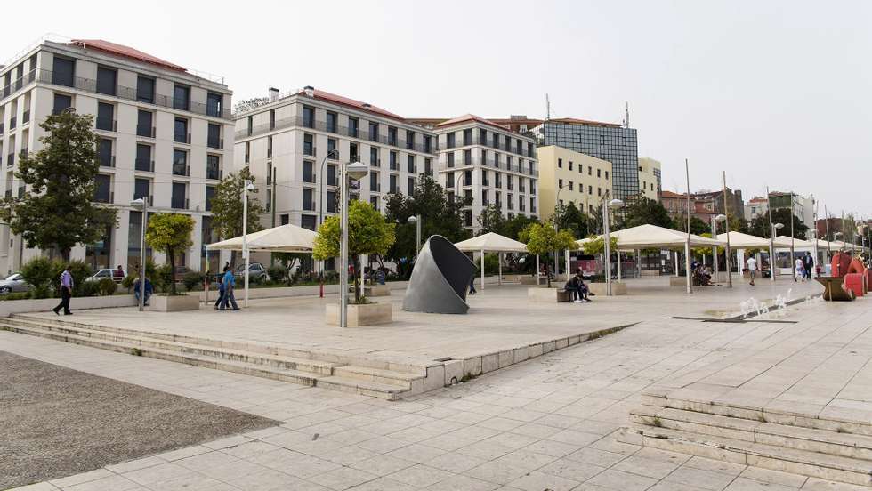 O objetivo, segundo os autores da proposta, é paliar e, a longo prazo, acabar com &quot;a grande rotunda&quot; ou &quot;a ilha&quot; no meio de vias rodoviárias que é hoje o Martim Moniz