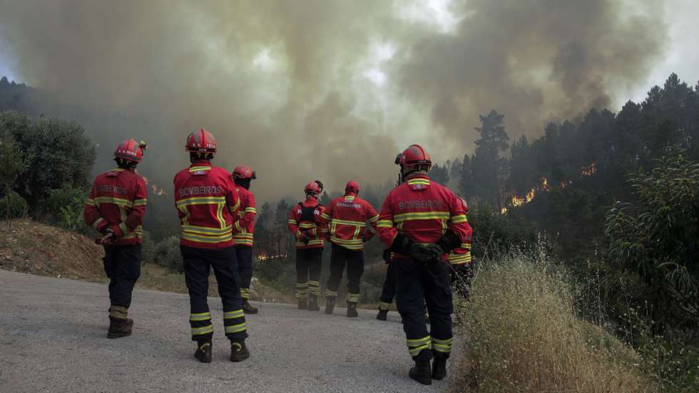 Bombeiros combatem uma das frentes do incêndio na freguesia de Vale da Cuba, no concelho de Oleiros, Castelo Branco, 26 de julho de 2020. Segundo a Proteção Civil no terreno estão 873 operacionais apoiados por 268 veículos, 11 meios aéreos. PAULO CUNHA /LUSA