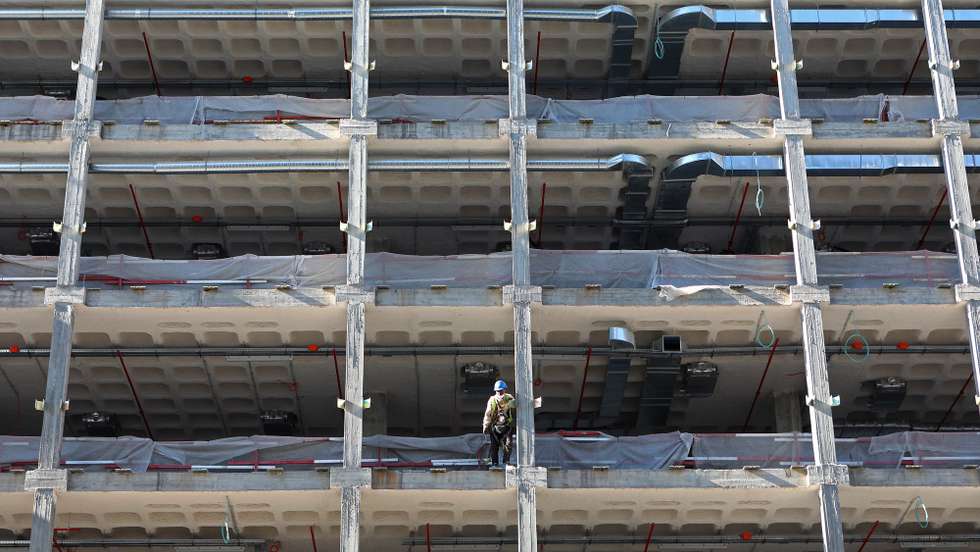 Um trrabalhadror da construção civil faz uma pausa durante o recolher obrigatório do estado de emergência, no âmbito das medidas de contenção da covid-19, em Lisboa, 21 de novembro de 2020. Com 213 concelhos em risco em Portugal, o Conselho de Ministros decretou, durante o fim-de-semana, o encerramento de todos os estabelecimentos comerciais e restauração a partir das 13h00 até às 08h00 do dia seguinte, para além do confinamento obrigatório para toda a população destes concelhos a partir das 13h. ANTÓNIO PEDRO SANTOS/LUSA