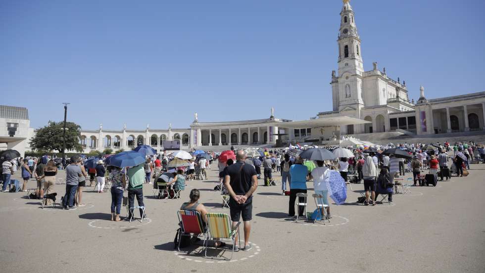 Peregrinos participam na peregrinação aniversária de agosto, em Fátima, 13 de agosto de 2021. Conhecida como a "Peregrinação dos Emigrantes", é presidida pelo arcebispo do Luxemburgo, o cardeal Jean-Claude Hollerich, que dirige atualmente a Comissão das Conferências Episcopais da União Europeia (Comece). PAULO CUNHA /LUSA