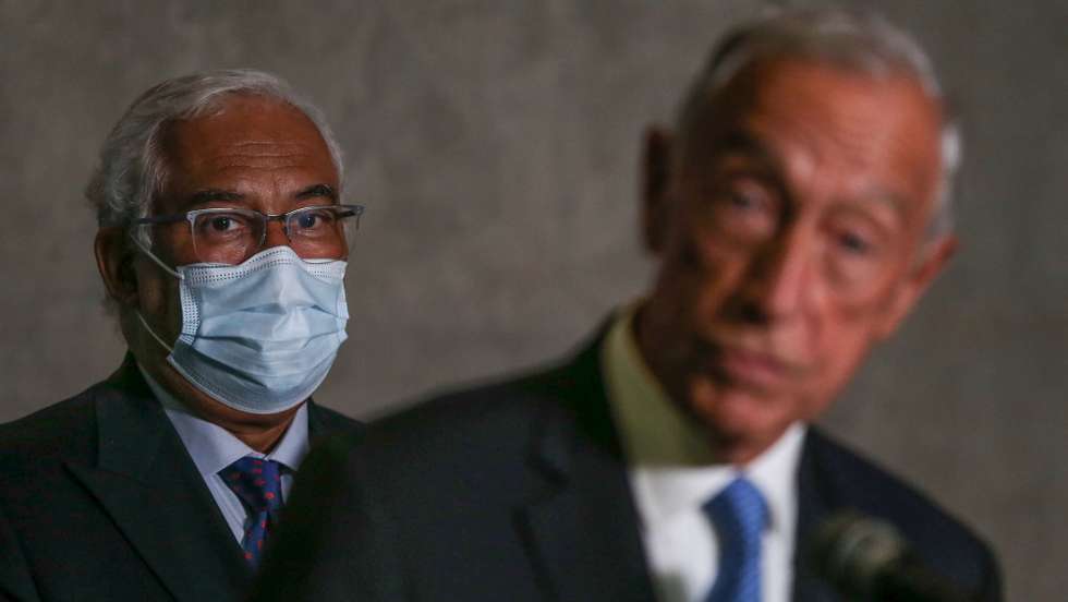 O Presidente da República, Marcelo Rebelo de Sousa (D), acompanhado pelo primeiro-ministro, António Costa, fala aos jornalistas no final da reunião sobre a situação epidemiológica em Portugal  na sede do Infarmed, em Lisboa, 19 de novembro de 2021. Portugal encontra-se na quinta fase da pandemia de covid-19 e apresenta uma incidência de infeções de 203 casos por 100 mil habitantes, sendo mais elevada na população jovem, adiantou hoje a Direção-Geral da Saúde (DGS). MANUEL DE ALMEIDA/LUSA