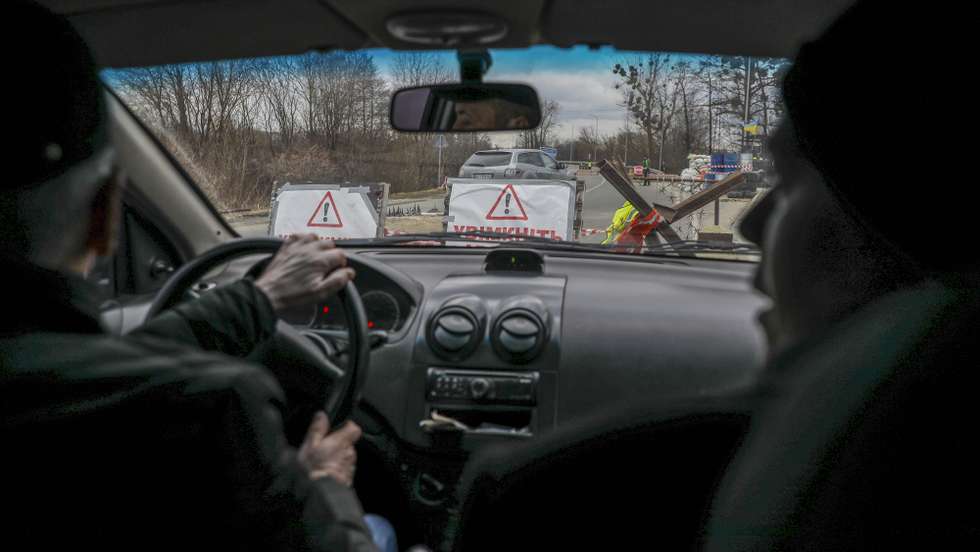 epa09811505 A security check point ran by local residents near Lviv, Ukraine, 08 March 2022. According to the United Nations (UN), at least 1.5 million people have fled Ukraine to neighboring countries since the beginning of Russia's invasion on 24 February.  EPA/MIGUEL A. LOPES