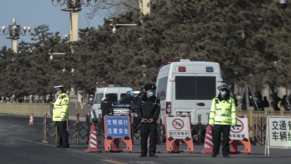 epa09802699 Police guard the way to Tiananmen Square during the opening session of the National People's Congress (NPC), in Beijing, China, 05 March 2022. China holds two major annual political meetings, The National People's Congress (NPC) and the Chinese People's Political Consultative Conference (CPPCC) which run alongside and together known as 'Lianghui' or 'Two Sessions'.  EPA/STRINGER