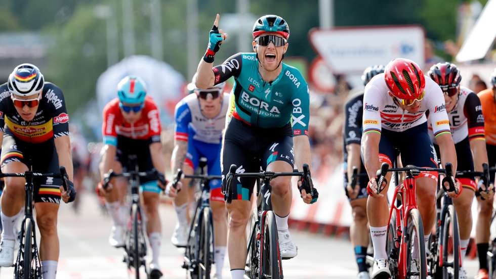 Sam Bennett conseguiu quebrar um jejum de dois anos sem vitórias, sendo depois o centro da festa da Bora numa segunda etapa da Vuelta que promoveu mudança de líder na geral
