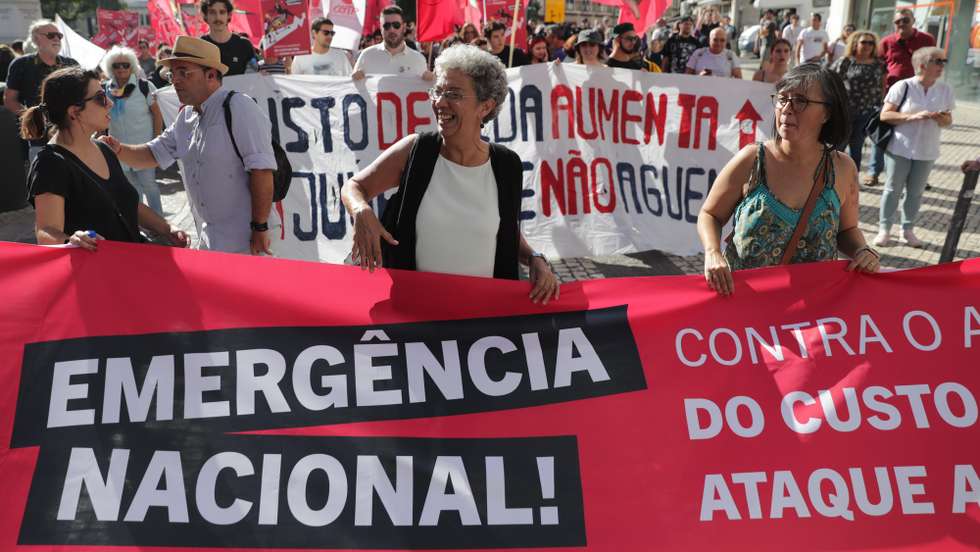 A secretária-geral da CGTP-IN, Isabel Camarinha, participa na manifestação nacional da CGTP-IN, sob o lema “Aumento dos salários e pensões – emergência nacional! Contra o aumento do custo de vida e o ataque aos direitos”, na baixa de Lisboa, 15 de de outubro de 2022. TIAGO PETINGA/LUSA