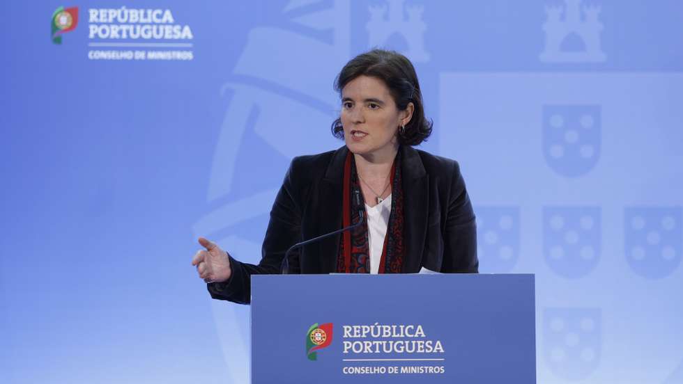 A ministra da Presidência, Mariana Vieira da Silva, fala aos jornalistas após a reunião do Conselho de Ministros no antigo Ministério do Mar, em Oeiras, 12 de janeiro de 2023. ANTÓNIO PEDRO SANTOS/LUSA